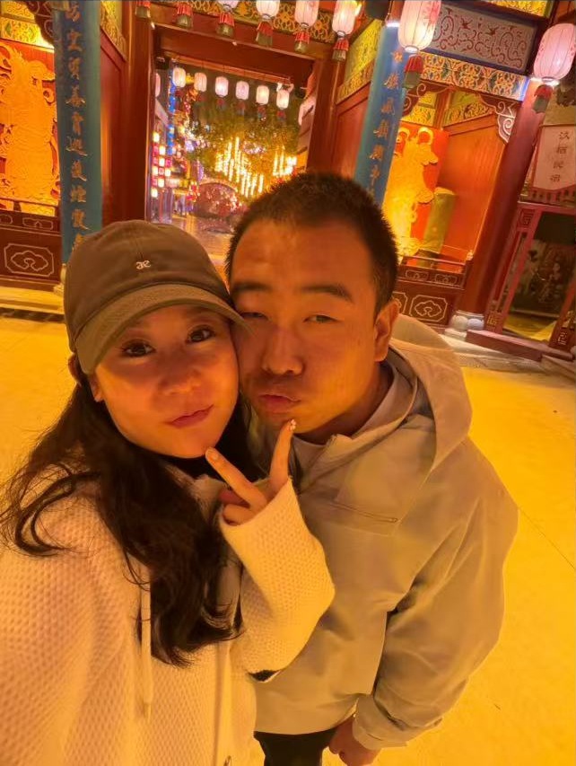臭宝牛与宝疙瘩在暖金色灯笼前相依