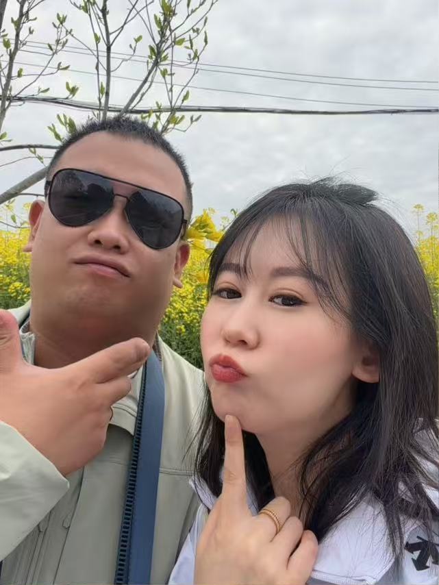 两人在汉中黄色花田前合照